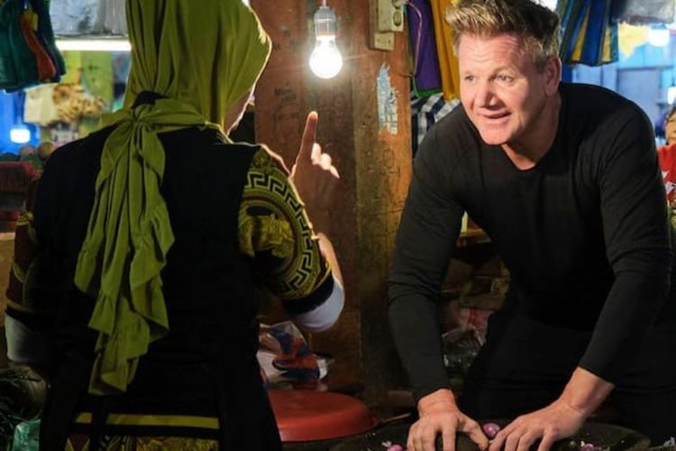 Gordon Ramsay learning to make rendang in a West Sumatra market