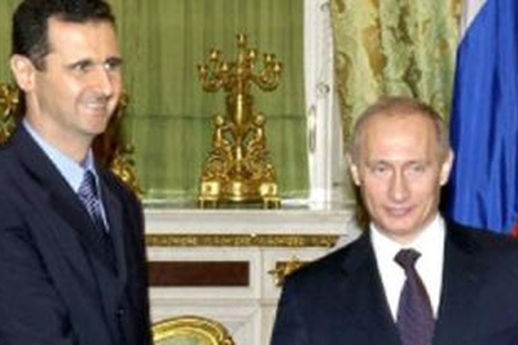 Presiden Rusia Vladimir Putin (kanan) mendukung pemerintahan Suriah di bawah Presiden Bashar al-Assad