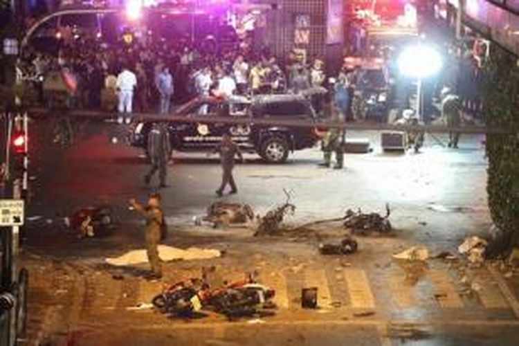 Tim penyidik memeriksa lokasi ledakan bom di dekat Kuil Erawan, Distrik Chidlom, pusat Kota Bangkok, Thailand, Senin (17/8/2015) sekitar pukul 19.00 waktu setempat. Puluhan orang dilaporkan tewas dalam peristiwa tersebut.