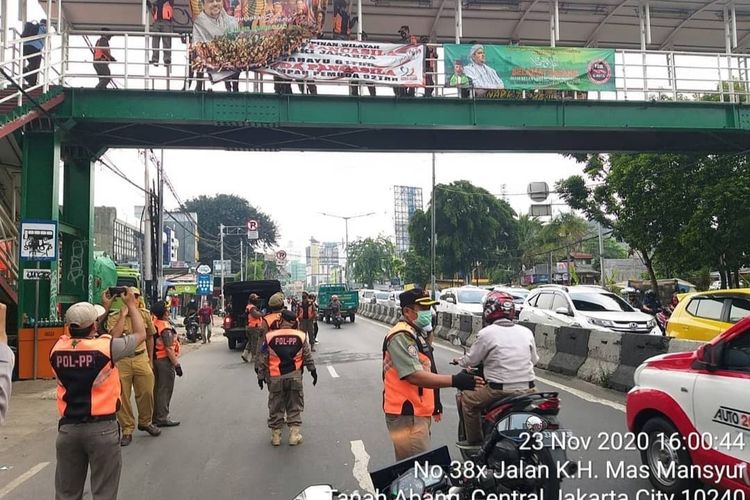 Satpol PP DKI Jakarta menggelar operasi penertiban baliho, Senin (23/11/2020).