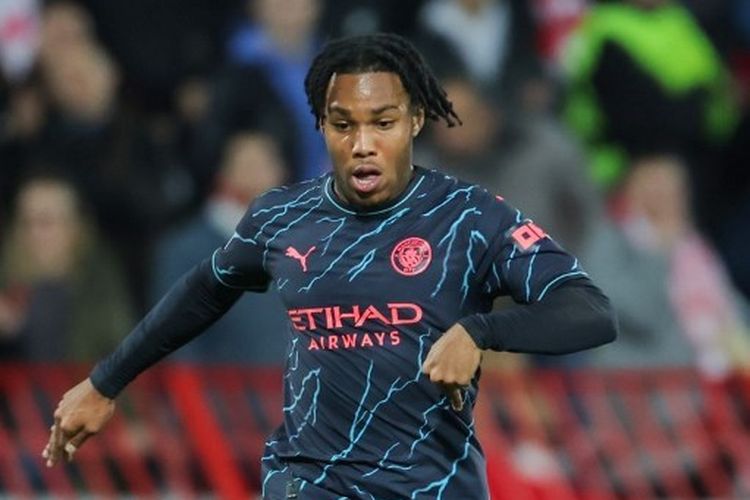 Gelandang Manchester City, Micah Hamilton, tengah menggiring bola dalam lanjutan fase Grup G Liga Champions 2023-2024 yang mempertemukan Red Star vs Man City di Stadion Red Star pada 13 Desember 2023.