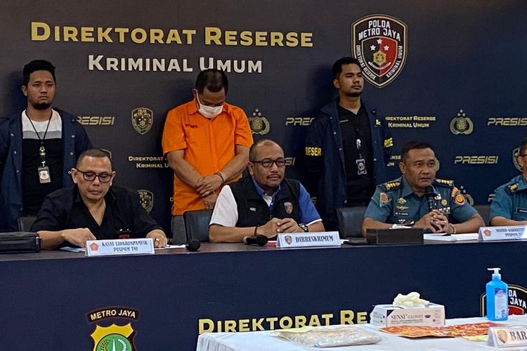 Pengemudi Fortuner arogan bernama Pierre W G Abraham dalam konferensi pers di Mapolda Metro Jaya, Kamis (18/4/2024). 