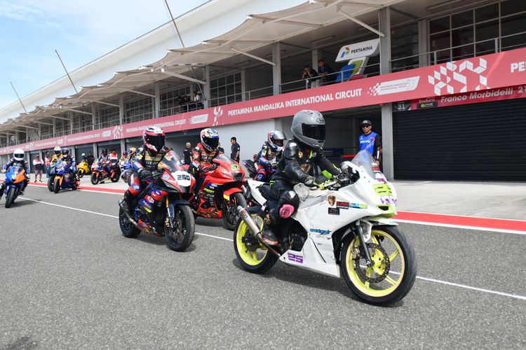 Pembalap muda lokal memulai sesi latihan pada acara ?Pertamina Enduro VR 46 Riders Academy? yang diselenggarakan di Pertamina Mandalika International Circuit, Kuta, Lombok Tengah, Nusa Tenggara Barat pada Selasa (28/1/2025).