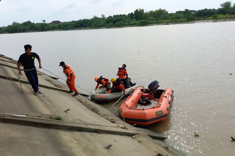 Tim SAR gabungan melakukan pencarian korban perahu temggelam di sekitar bendung gerak babat