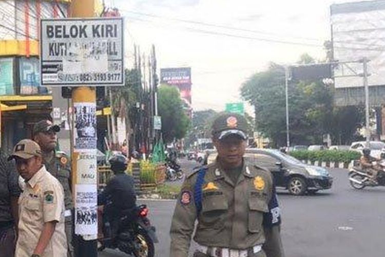 Satpol PP Kota Malang mengamankan pria paruh baya yang sehari-hari mengamen di kawasan Jalan Borobudur, atau perempatan Masjid Sabilillah, Rabu (22/3/2023). Penangkapan ini diduga kuat berdasarkan informasi viral di media sosial yang menyebutkan bahwa pria tersebut meresahkan karena kerap menempelkan kemaluannya ke pintu mobil saat mengamen. 
