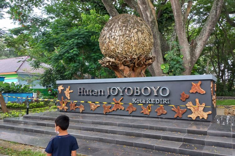 Taman Kota Hutan Joyoboyo Kota Kediri, Jawa Timur.