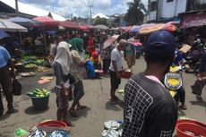 Tolak Direlokasi, Pedagang Pasar Mardika Ambon Berjualan di Badan Jalan