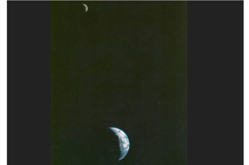 Saat Voyager I Ambil Gambar Bumi dan Bulan dalam Satu Frame...
