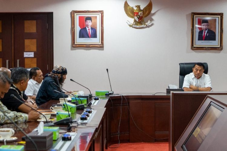 Kepala Kantor Staf Presiden (KSP) Moeldoko saat menerima kedatangan sejumlah tokoh suporter klub sepak bola Arema (Aremania), tim kuasa hukum dan keluarga korban kerusuhan Kanjuruhan di Bina Graha, Jakarta pada Kamis (5/1/2023).