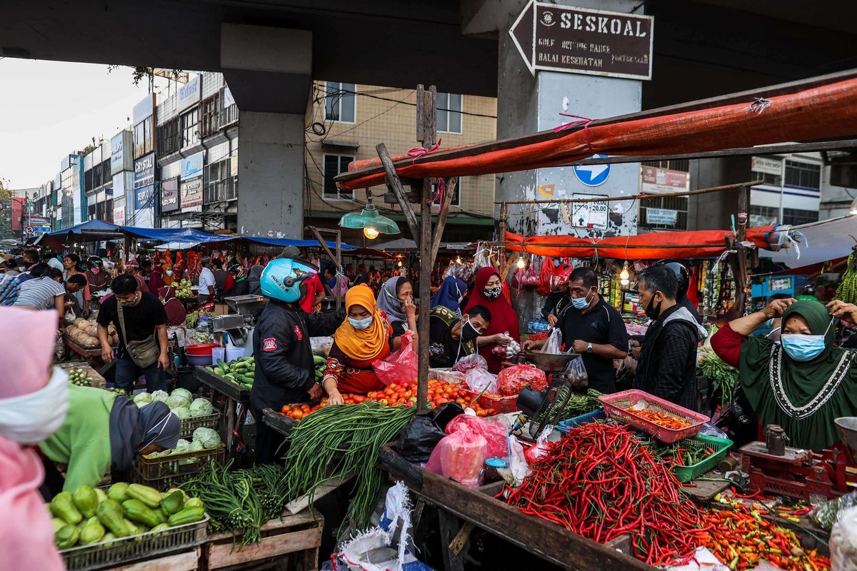 Warga berbelanja di Pasar Kebayoran Lama, Jakarta Selatan, Selasa (11/5/2021). Supermarket, hypermarket, pasar tradisional, toko kelontong dan pasar swalayan yang menjual kebutuhan sehari-hari dibatasi jam operasionalnya sampai Pukul 21.00 dan kapasitas pengunjung 75 persen di tengah lonjakan kasus Covid-19 akibat varian Omicron.