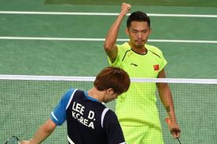 Pebulu tangkis Tiongkok, Lin Dan (atas), mengepalkan tangan untuk merayakan kemenangan atas pemain Korea, Lee Dong-keun, pada partai ketiga laga final beregu putra Asian Games 2014 di Incheon, Korea Selatan, Selasa (23/9/2014).