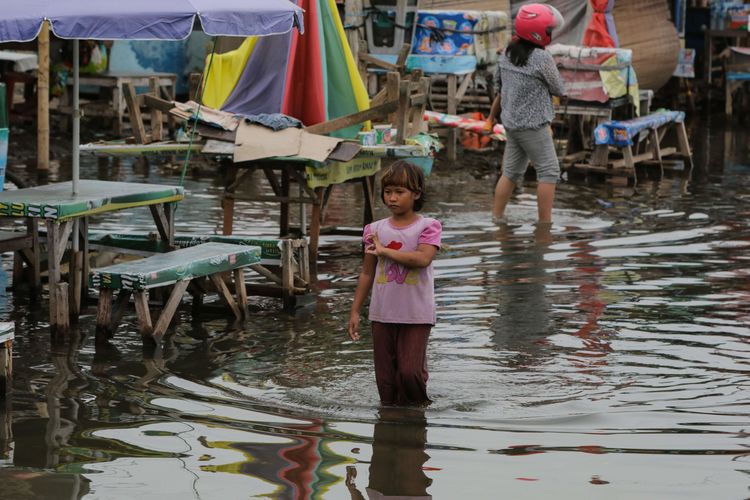 Banjir rob akibat pasang air laut mengenangi kawasan Pelabuhan Kaliadem, Muara Angke, Jakarta Utara, Kamis (11/11/2021).