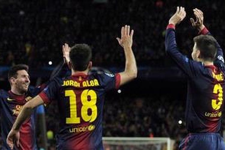 Bek Barcelona, Jordi Alba (tengah), merayakan golnya ke gawang AC Milan bersama dua rekan setimnya, penyerang Lionel Messi (kiri), dan bek Gerard Pique (R), dalam laga kedua Liga Champions di Stadion Camp Nou, Selasa (12/3/2013). Barcelona akhirnya menang 4-0. 