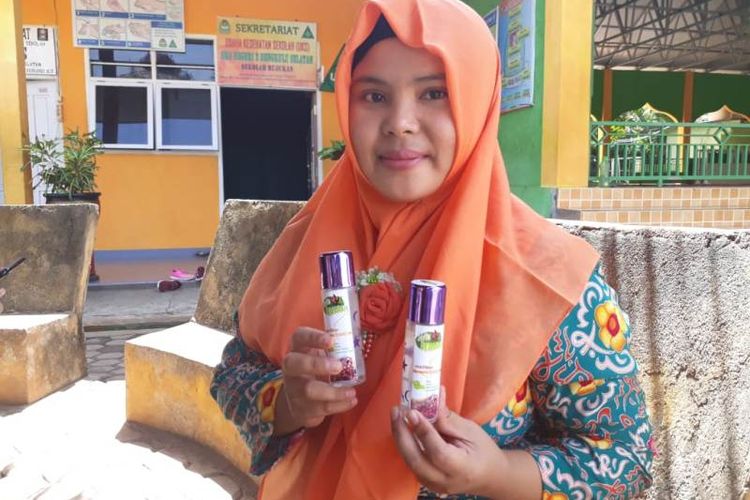 Guru pembimbing memperlihatkan produk San Pemarah kreasi Siswa SMAN 2 Bengkulu Selatan