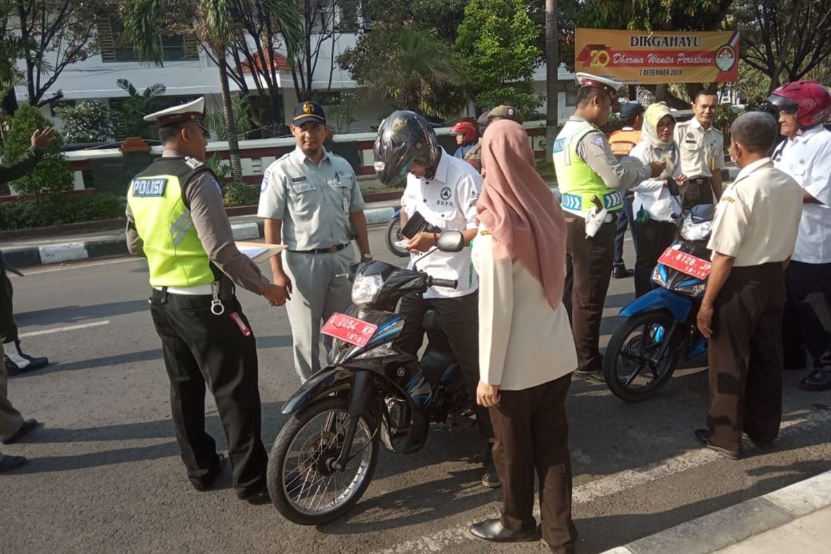 Razia kendaraan dinas yang digelar petugas gabung di Jalan Raya Basuki Rahmad, depan kompleks kantor Bupati Lamongan.