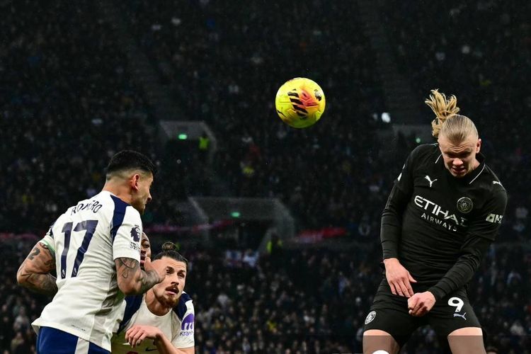 Cristian Romero (kiri) menyundul bola ke arah Erling Haaland (kanan) dalam pertandingan sepak bola Liga Inggris antara Tottenham Hotspur vs Manchester City di Stadion Tottenham Hotspur di London, pada 1 Februari 2026. (Foto oleh Ben STANSALL / AFP) 