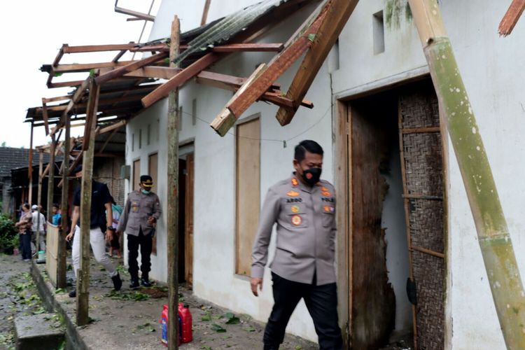 Angin puting beliung menerjang Desa Kolomayan, Kecamatan Wonodadi, Kabupaten Blitar, Jumat (28/1/2022)