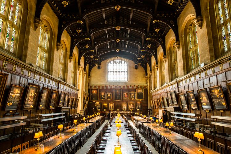 Ilustrasi ruang makan di Oxford yang menjadi inspirasi lokasi syuting Harry Potter. 