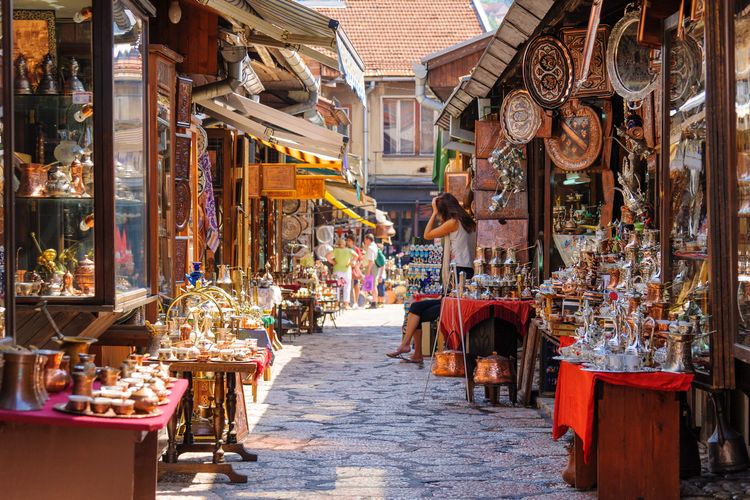 Jalanan penuh dengan pedagang suvenir di Bascarsija di Kota Tua, Sarajevo, Bosnia dan Herzegovina.