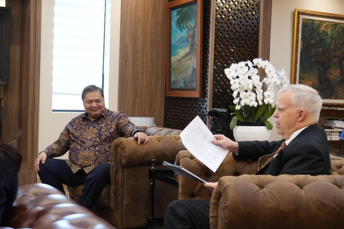 Menko Bidang Perekonomian Airlangga Hartarto menerima kunjungan Kuasa Usaha Ad Interim (KUAI) Kedutaan Besar (Kedubes) Amerika Serikat (AS) untuk Indonesia Ambassador Peter M Haymond di Kantor Kemenko Bidang Perekonomian, Jakarta, Selasa (23/6/2026).