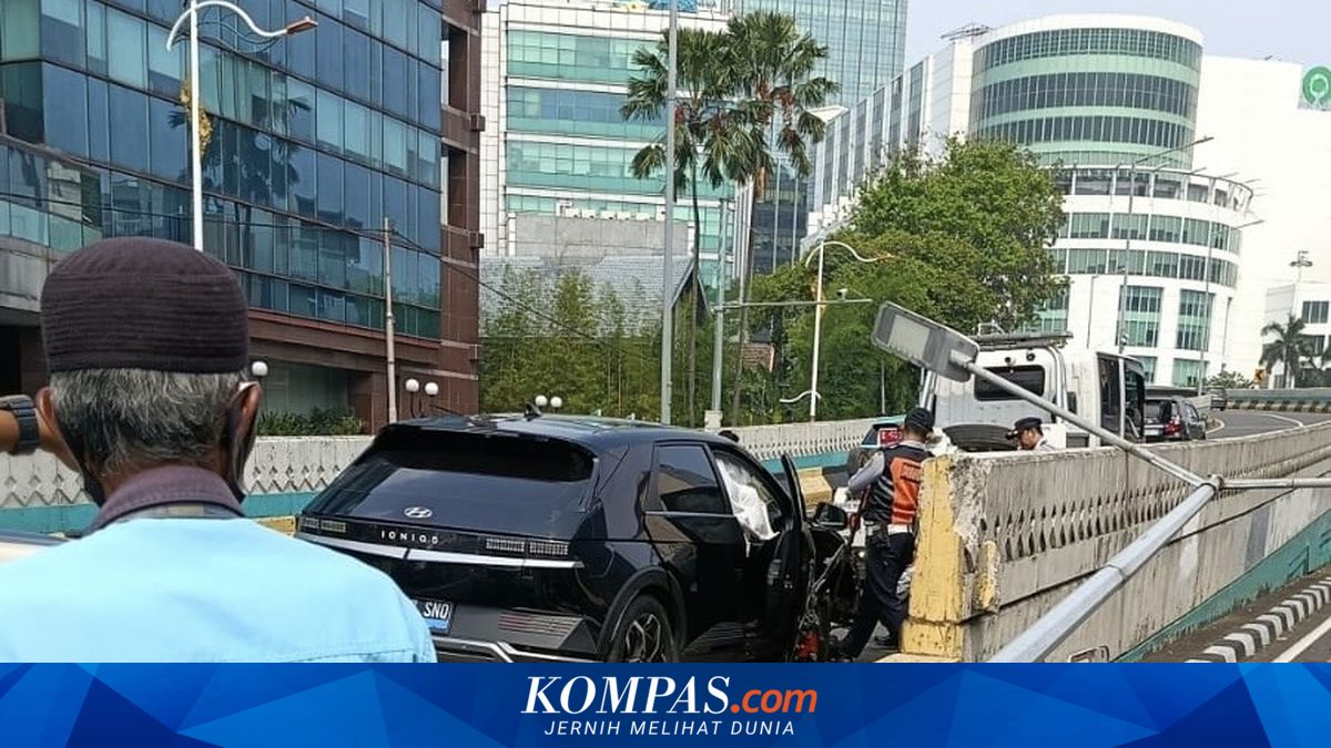 Mobil Ioniq Tabrak Tiang Lampu di JLNT Antasari, Polisi Selidiki Kendaraan yang Kabur