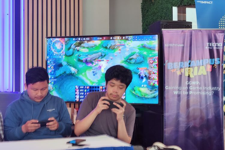 Dua peserta turnamen mini e-sports di Ukrida yang digelar oleh Tecno. Turnamen ini menggunakan perangkat Tecno Pova 6 Pro 5G