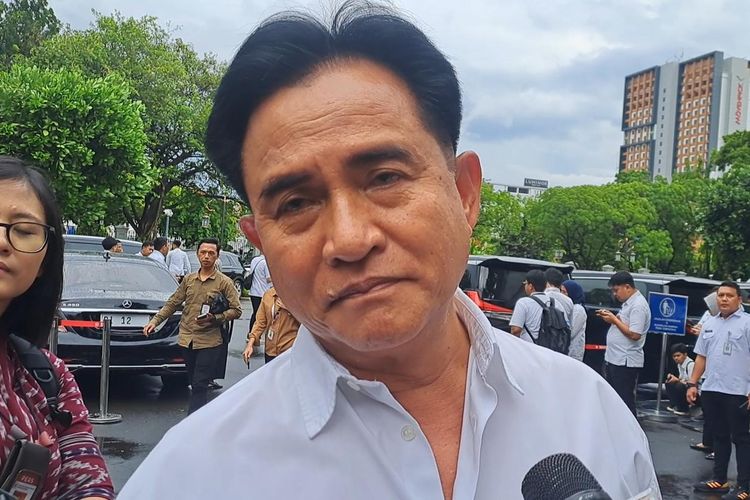 Menko Hukum, HAM, Imigrasi, dan Pemasyarakatan Yusril Ihza Mahendra di Istana, Jakarta, Senin (2/12/2024). 