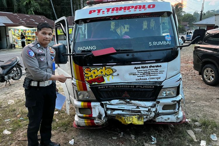 Dari Jambi dan Jakarta, Empat Mobil Pemudik Tabrakan Beruntun di Jalinsum Solok