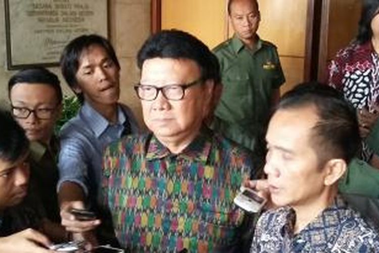 Menteri Dalam Negeri Tjahjo Kumolo bersama Ketua Komnas HAM Nur Kholis, seusai menandatangani nota kesepahaman di Gedung C Kemendagri, Jakarta, Senin (29/6/2015).