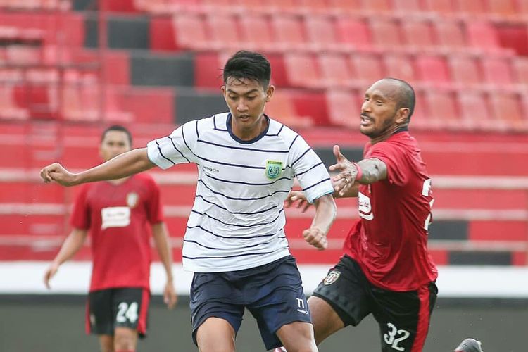 Pemain Bali United Leonard Tupamahu mengganggu pemain Persela Lamongan Malik Risaldi pada ujicoba kedua yang berakhir dengan skor 2-0 di Stadion Kapten I Wayang Dipta Gianyar, Bali, Minggu (02/02/2020) sore.