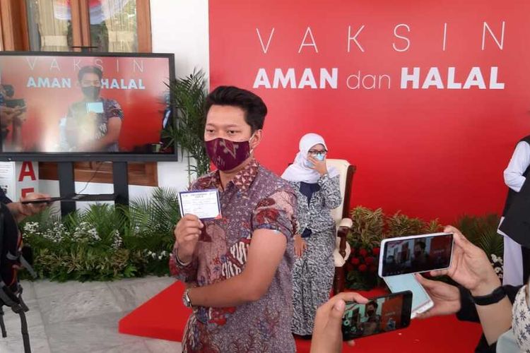 Youtuber Bayu Skak disuntik vaksin di Gedung Negara Grahadi Surabaya, Kamis (14//1/2021).