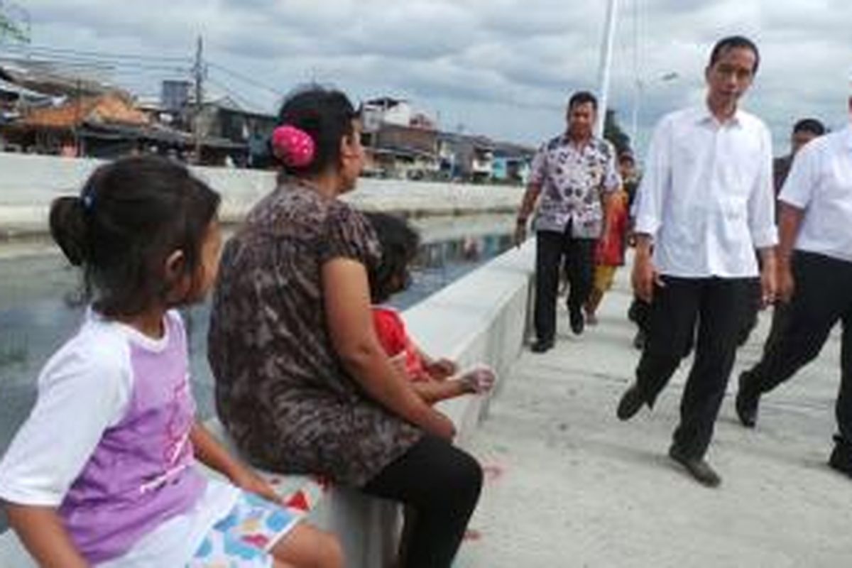 Gubernur DKI Jakarta Joko Widodo saat meninjau proyek pembangunan jalan inspeksi Kali Sentiong, Kemayoran, Jakarta Pusat, Senin (21/4/2014).

