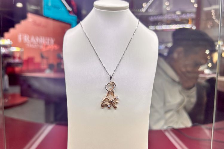 Koleksi See The Light dari Frank & co. dan Maudy Ayunda yang bertajuk ‘Meant for Me’ di  rangkaian Frankly, That’s Love Exhibition yang digelar di Atrium Mall Kelapa Gading 3, Jakarta Pusat, Kamis (12/2/2026).