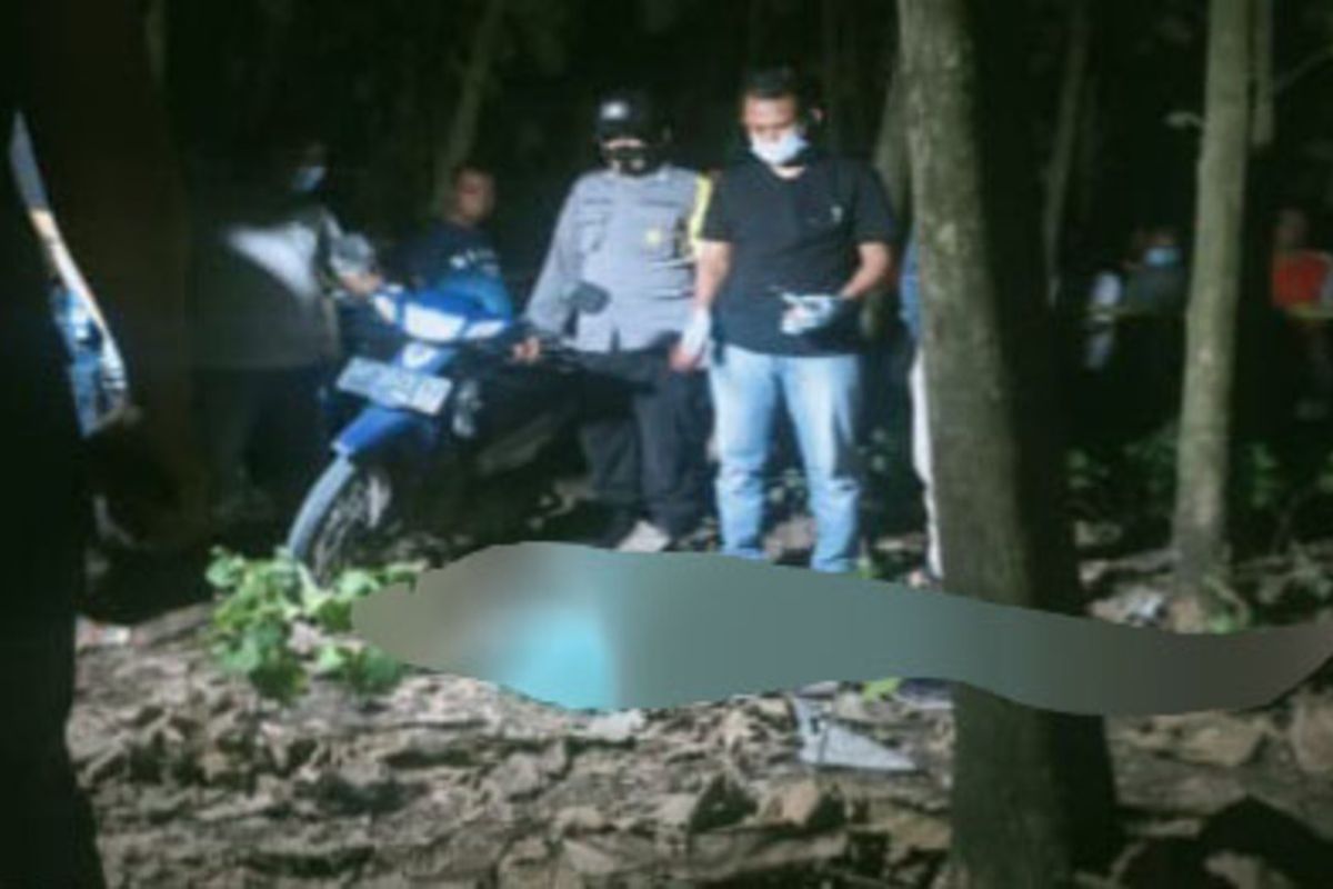 Pria di Ngawi ini nekat menganiaya pasangan wilnya dengan parang hingga luka parah kemudian bunuh diri dengan minum racun. Mayat korban ditemukan ditengah kebun jati milik warga Minggu malam..