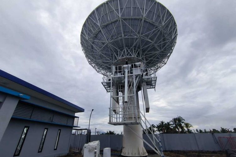 Satelit bumi yang ada di Distrik Muara Tami ini nantinya akan terhubung dengan Satelit Satria-1 yang baru diluncurkan dari Amerika Serikat, Kota Jayapura, Papua, Senin (19/6/2023)