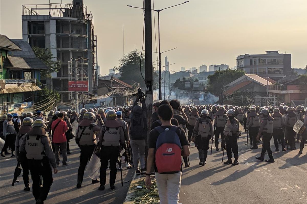 kerusuhan kembali memanas di sekitar flyover Slipi