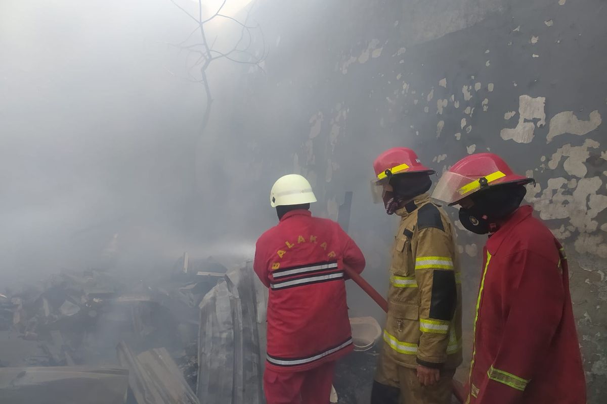 Petugas dari Pemadam Kebakaran Kota Bekasi saat memadamkan api di tempat tinggal semi permanen di Jalan Swastantra, Kelurahan Jatirasa, Jatiasih, Kota Bekasi, Kamis (15/12/2022).