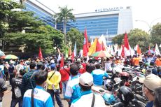 Demo Terkait JHT, Massa Buruh Padati Kawasan Gedung Kemenaker