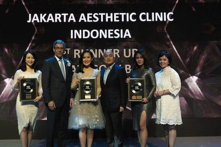Founder Jakarta Aesthetic Clinic, dr. Olivia Ong (3 dari kiri) bersama CEO Jakarta Aesthetic Clinic, Kawi Salim (3 dari kanan) dan tim dokter, saat menerima tiga penghargaan Golden Record Awards 2018 by Merz Aesthetics yang diserahkan oleh Global CEO Merz Pharma GmbH & Co, Philip Burchard.