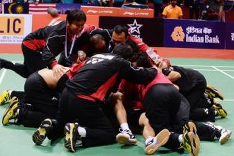 Para pemain dan ofisial tim Thomas Jepang mengerubuti Takuma Ueda yang terbaring di lantai setelah kemenangan atas Daren Liew pada partai kelima final Piala Thomas di Siri Fort Indoor Stadium, New Delhi, India, Minggu (25/5/2014). Jepang menang 3-2 atas Malaysia.