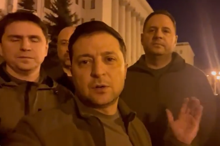Presiden Ukraina Volodymyr Zelenskyy membantah desas-desus bahwa dia telah melarikan diri dari Ukraina dengan mengunggah video diri bersama kabinetnya di Keiv pada Jumat (25/2/2022).