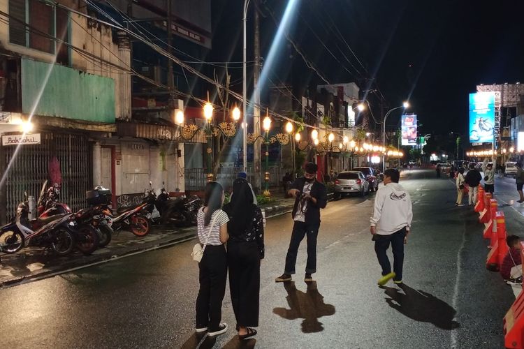 Beberapa pengunjung di Kayutangan Heritage berfoto ria saat penutupan Jalan Basuki Rahmat dilakukan pada Selasa (1/2/2022) malam.  