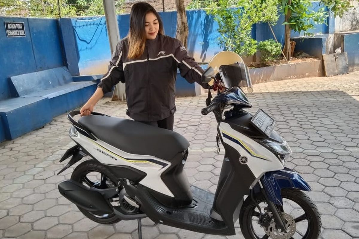 Kaum wanita, perhatikan cara menggunakan standar tengah motor 