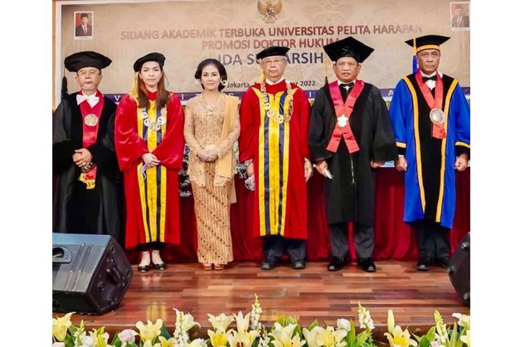 Penyerahan gelar Doktor Ilmu Hukum kepada Ida Surmasih dalam Sidang Terbuka Promosi Doktor Ilmu Hukum Universitas Pelita Harapan (UPH) 

