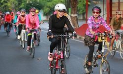 Rayakan Hari Kartini, Ganjar dan Istri Gowes Bareng Keliling Semarang
