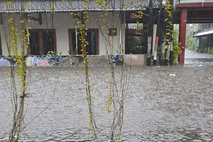 Kondisi banjir di kawasan Galunggung Utara, Kota Malang pada Jumat (24/3/2023).