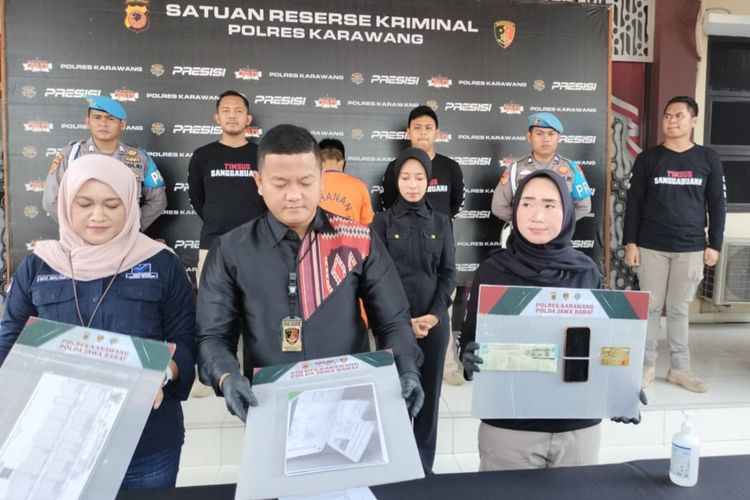 Kasat Reskrim Polres Karawang AKP Arief Bastomy (tengah) menunjukkan barang bukti kasus TPPO saat press release di Mapolres Karawang, Sabtu (10/6/2023).