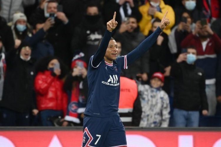 Bintang Paris Saint-Germain, Kylian Mbappe, berselebrasi usai mencetak gol ke gawang Saint-Etinne pada pekan ke-26 Ligue 1 2021-2022.