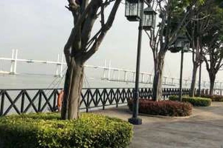 Taman yang bersih dan sejuk di kompleks Dermaga Nelayan Makau.