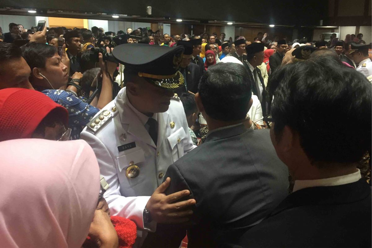 Mantan Wali Kota Jakarta Pusat Mangara Pardede memeluk erat Bayu Megantara yang menggantikan posisinya  sebagai wali kota Jakarta Pusat, Kamis (5/7/2018). Bayu yang sebelumnya merupakan wakil wali kota Jakarta Pusat, ditunjuk oleh Gubernur DKI Jakarta Anies Baswedan menggantikan Mangara yang akan pensiun.